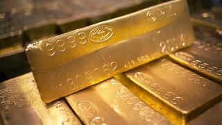 Precio del oro sube, mientras perspectivas de menores subidas de tasas en EE.UU. presionan al dólar