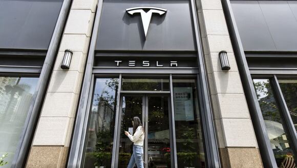 Una sala de exposición de Tesla Inc. en Shanghai, China, el lunes 29 de abril de 2024. La visita sorpresa de Elon Musk a China parece haber dado dividendos inmediatos, y Tesla superó dos obstáculos clave para introducir su sistema de asistencia al conductor en el mercado automovilístico más grande del mundo.
