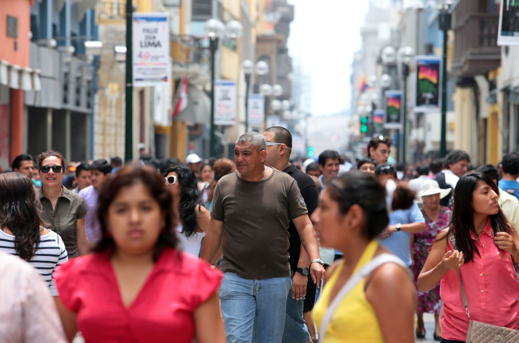 En el último año se incrementó el número de peruanos que podrían caer en la pobreza al afrontar una crisis o pérdida de empleo.
Imagen: Andina