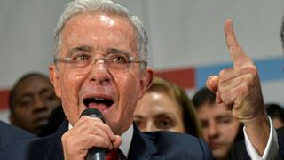Orden de detención de Uribe exacerba polarización política en Colombia   