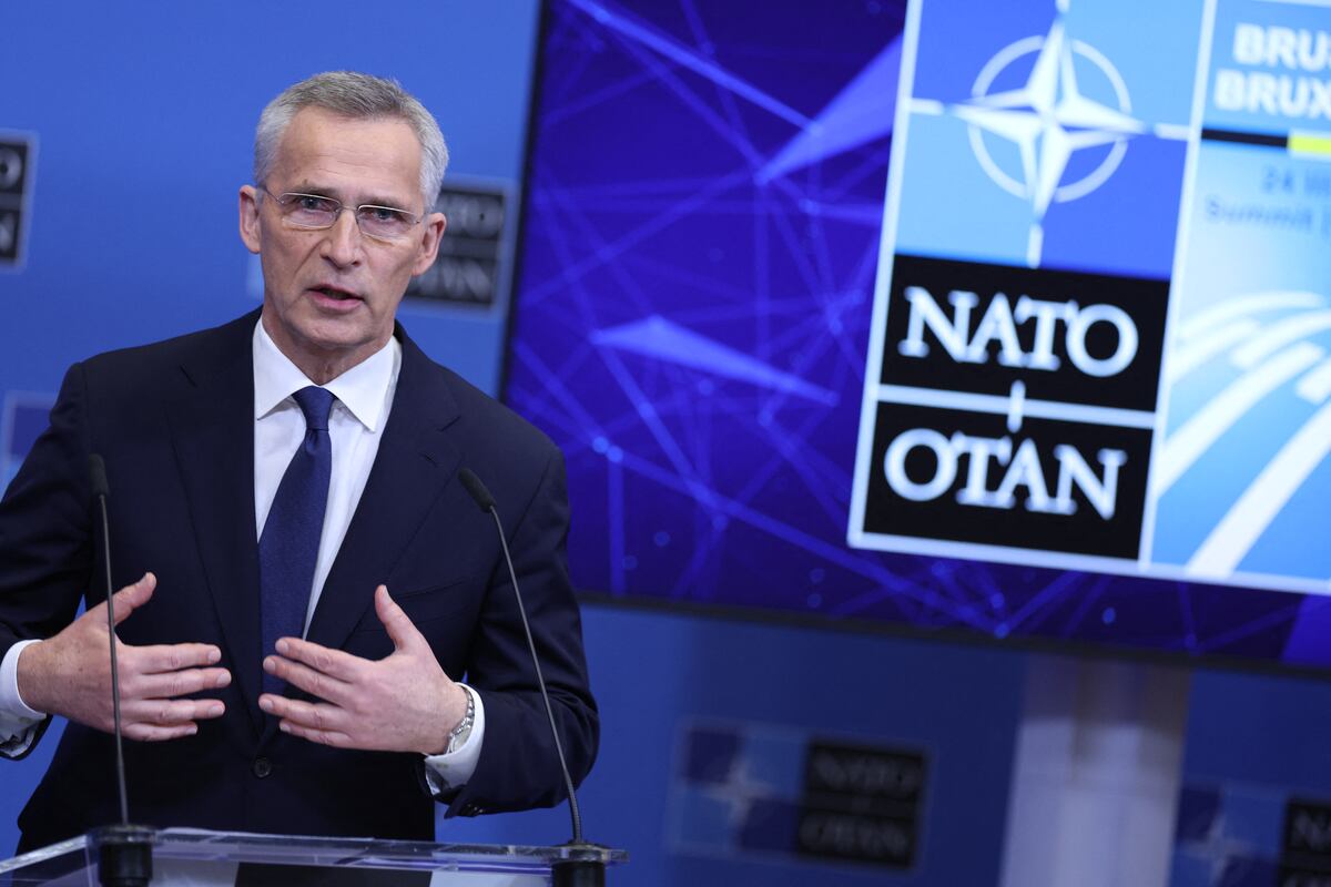 Jens Stoltenberg dijo que Moscú “está intentando reagrupar, reabastecer y reforzar su ofensiva en la región del Donbás”. (Photo by Kenzo TRIBOUILLARD / AFP)