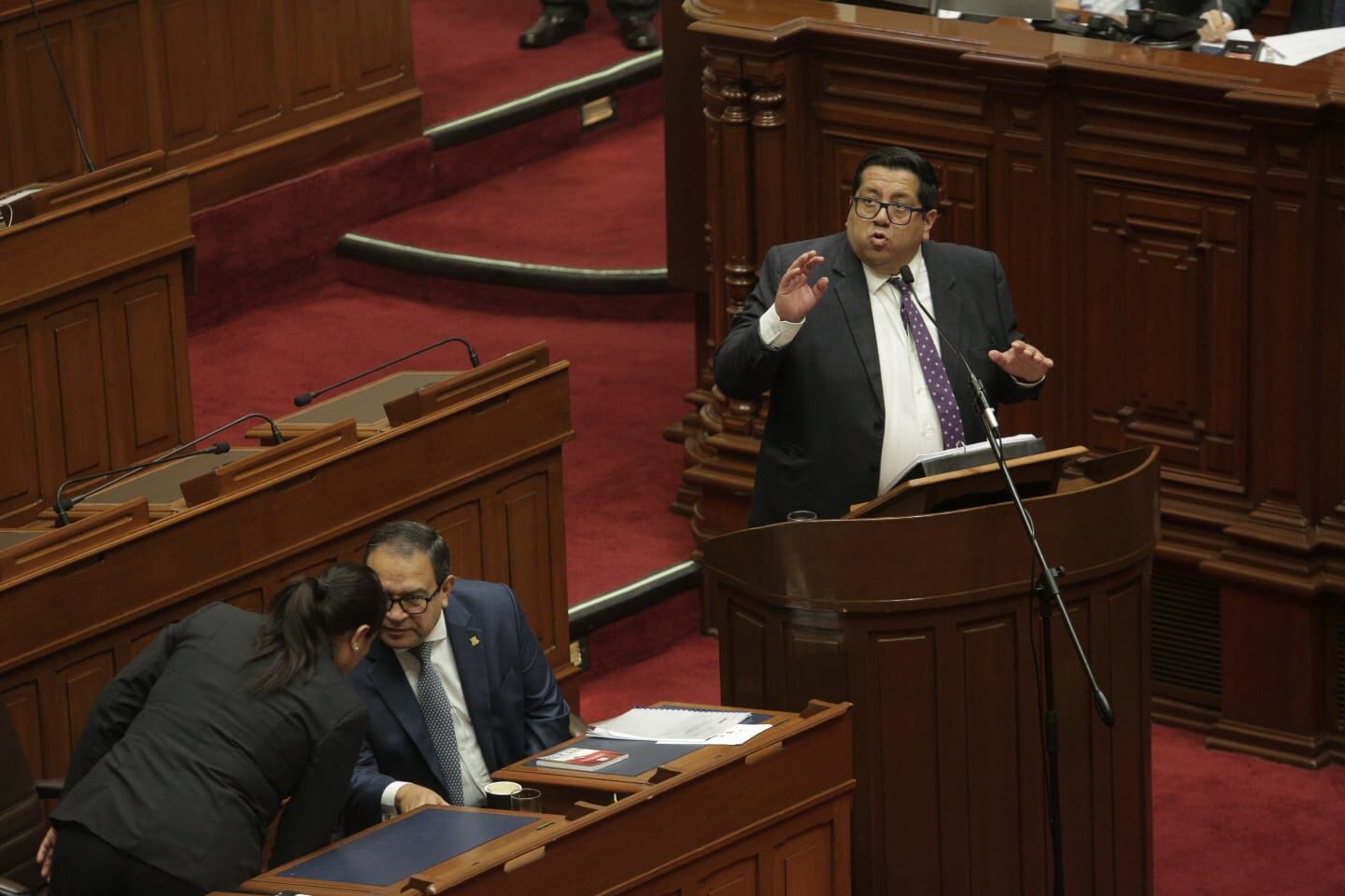El ministro de Economía y Finanzas, Alex Contreras, y el premier, Alberto Otárola, asisten al Congreso para presentar presupuesto 2024. Fotos: Anthony Niño de Guzmán / @photo.gec