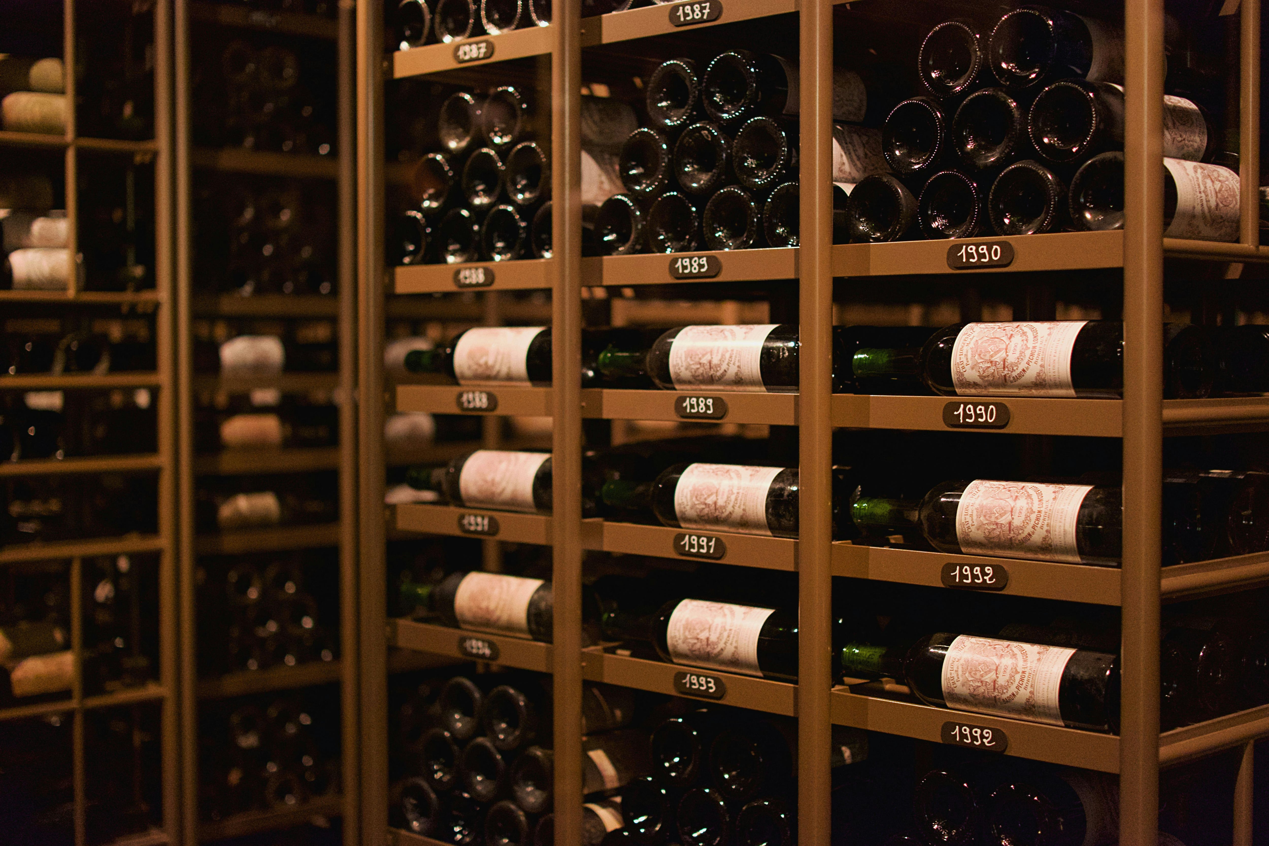 ¿Cuáles son las etiquetas más caras en el mundo del vino? Aquí, cinco leyendas que han desafiado la lógica para instalarse en el reino de lo eterno: