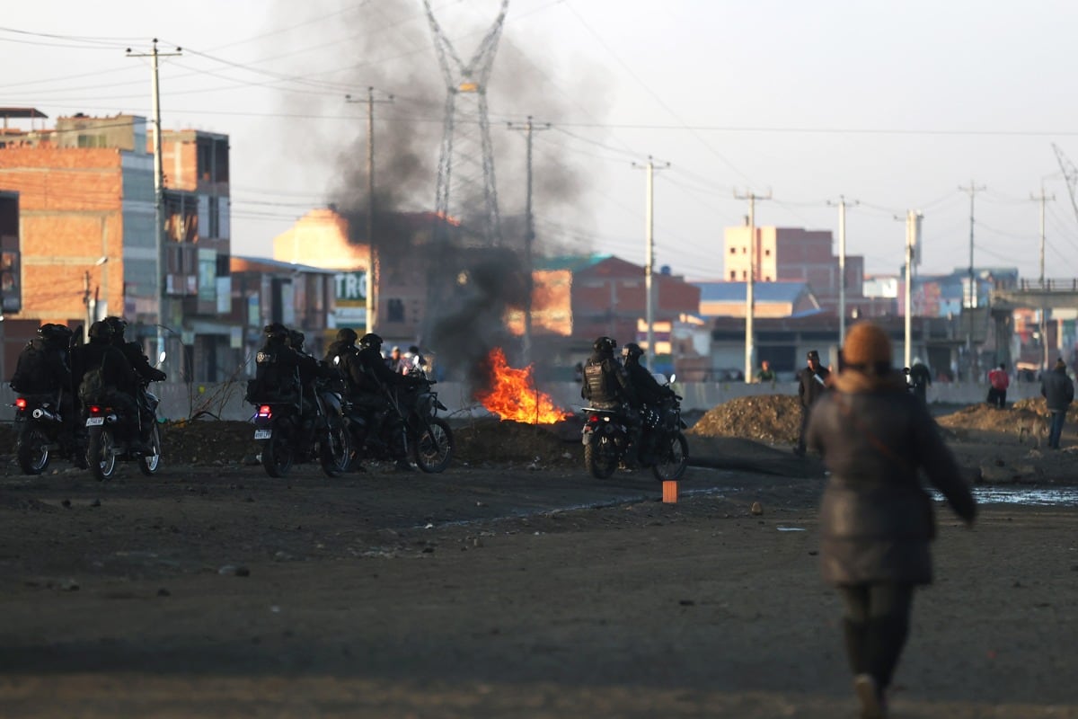 Integrantes de la Policía de Bolivia realizan un operativo de desbloqueo en la vía de La Paz con Oruro, en Ventilla, Bolivia, el (Luis Gandarillas / EFE)