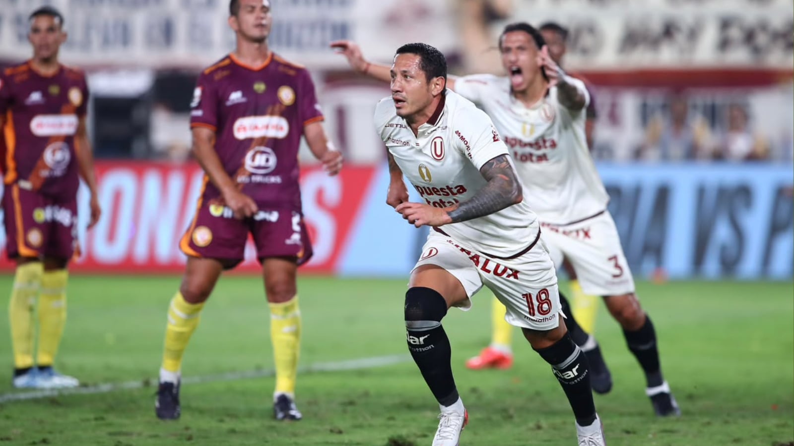 En la parte deportiva. Universitario se encuentra luchando en la parte de arriba de la tabla del Torneo Apertura. En su último partido, venció 3-0 a Los Chankas con dos goles de Gianluca Lapadula. El cuadro crema busca quedarse con este torneo para mantener la opción de ganar el tetracampeonato a fin de año. (Foto: Universitario)