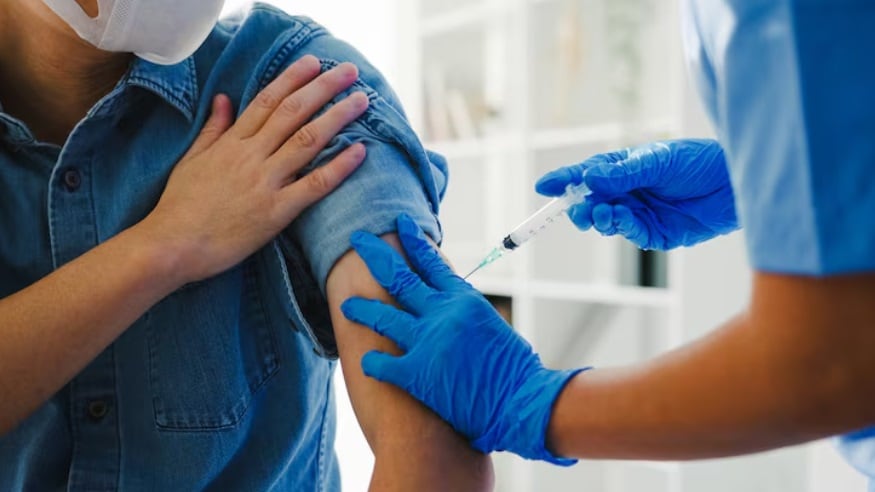 Los especialistas recomiendan vacunarse, mantener una buena higiene de manos y tomar precauciones en espacios interiores concurridos. (Foto referencial: Freepik)