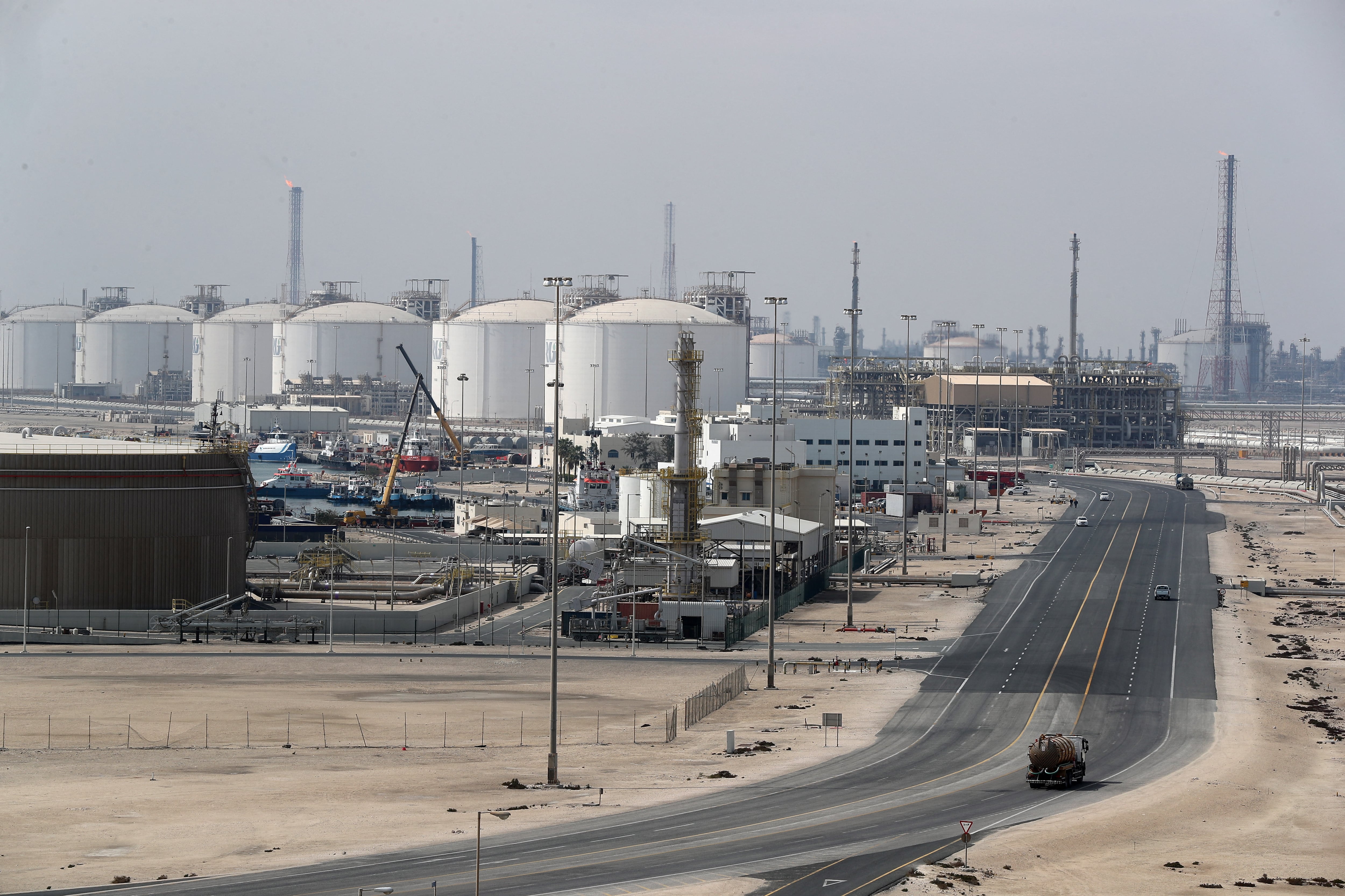 La Ciudad Industrial de Ras Laffan, principal centro de producción de gas natural licuado y gas licuado de Qatar, administrada por Qatar Petroleum. Foto de KARIM JAAFAR / AFP.