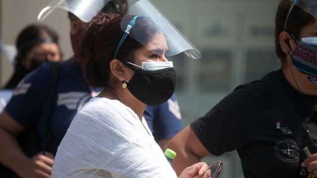 Colegio Médico propone eliminar uso de mascarilla en regiones con 80% de su población con dos dosis 
