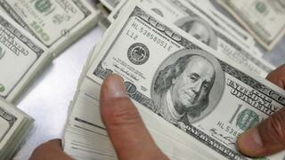 El dólar revirtió ganancias de la víspera