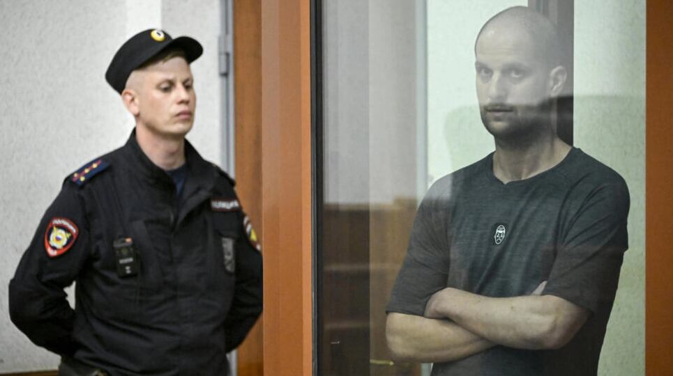 El periodista estadounidense Evan Gershkovich, acusado de espionaje, durante su juicio en Ekaterimburgo, Rusia, el 19 de julio de 2024 (Alexander NEMENOV / AFP)