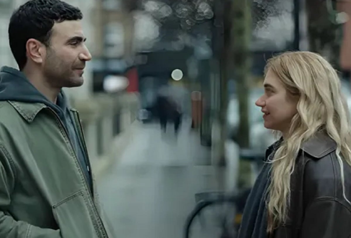 Simon (Brett Goldstein) y Laura (Imogen Poots) tiene una amistad de varios años en la película "All of You", así que temen arriesgarla apostando por una relación (Foto: Apple TV+)