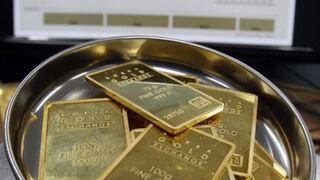 Oro cae pero va rumbo a ganancia semanal por incertidumbre sobre tasas de interés