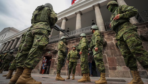 Soldados ecuatorianos patrullan en los alrededores del Palacio de Carondelet en Quito, Ecuador. (Foto: EFE)