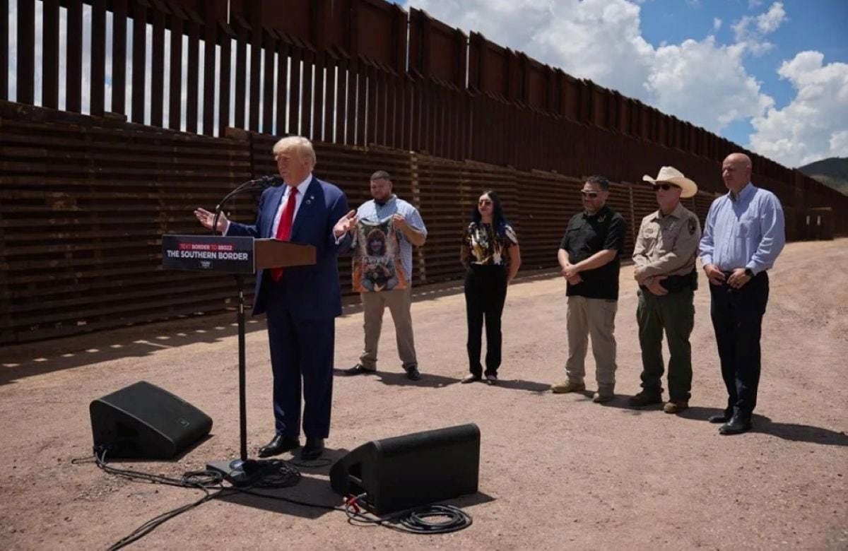 El presidente Trump durante su visita a la frontera sur en el condado de Cochise. EE.UU. retomó la construcción de un tramo de 100 kilómetros de muro fronterizo en Arizona. Foto: EFE.-