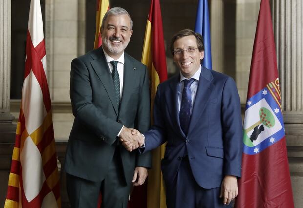 The mayor of Barcelona, Jaume Collboni (l), and the mayor of Madrid, José Luis Martínez-Almeida (r), met for the first time this Wednesday in the Catalan capital to discuss relations between the two large cities and the challenges they share. In the image, the mayors during the meeting at Barcelona City Hall. Photo: EFE/ Andreu Dalmau