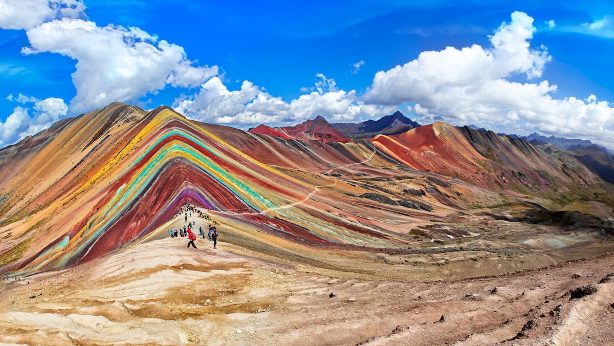 La Montaña Vinicunca es un fenómeno cromático que asombra a sus visitantes y atrae a muchos turistas. El aspecto multicolor de la montaña nace "por una compleja historia geológica de sedimentos marinos, lacustres y fluviales". Esta acumulación de materiales arrastrados por las aguas y el viento han hecho que actualmente adquiera una serie de colores llamativos a causa de la oxidación de sus minerales, lo que causa una mágica vista que vale la pena visitar.
(Foto: Shutterstock)