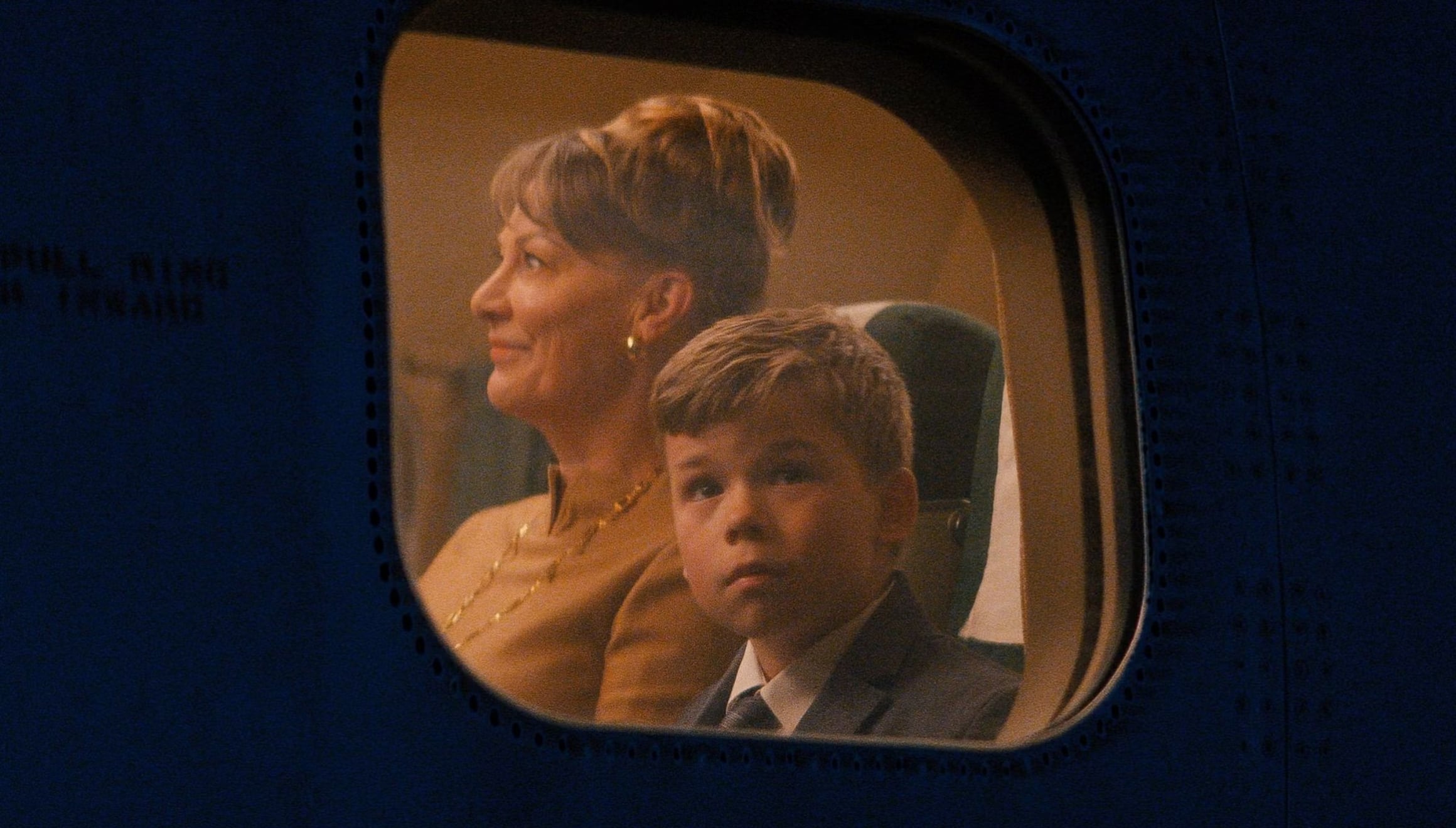 Kelly Eviston-Quinnett como Helen y Clark Shotwell como Jeff en una escena de la película "Propeller One-Way Night Coach" (Foto: JTP Productions / Apple TV+)
