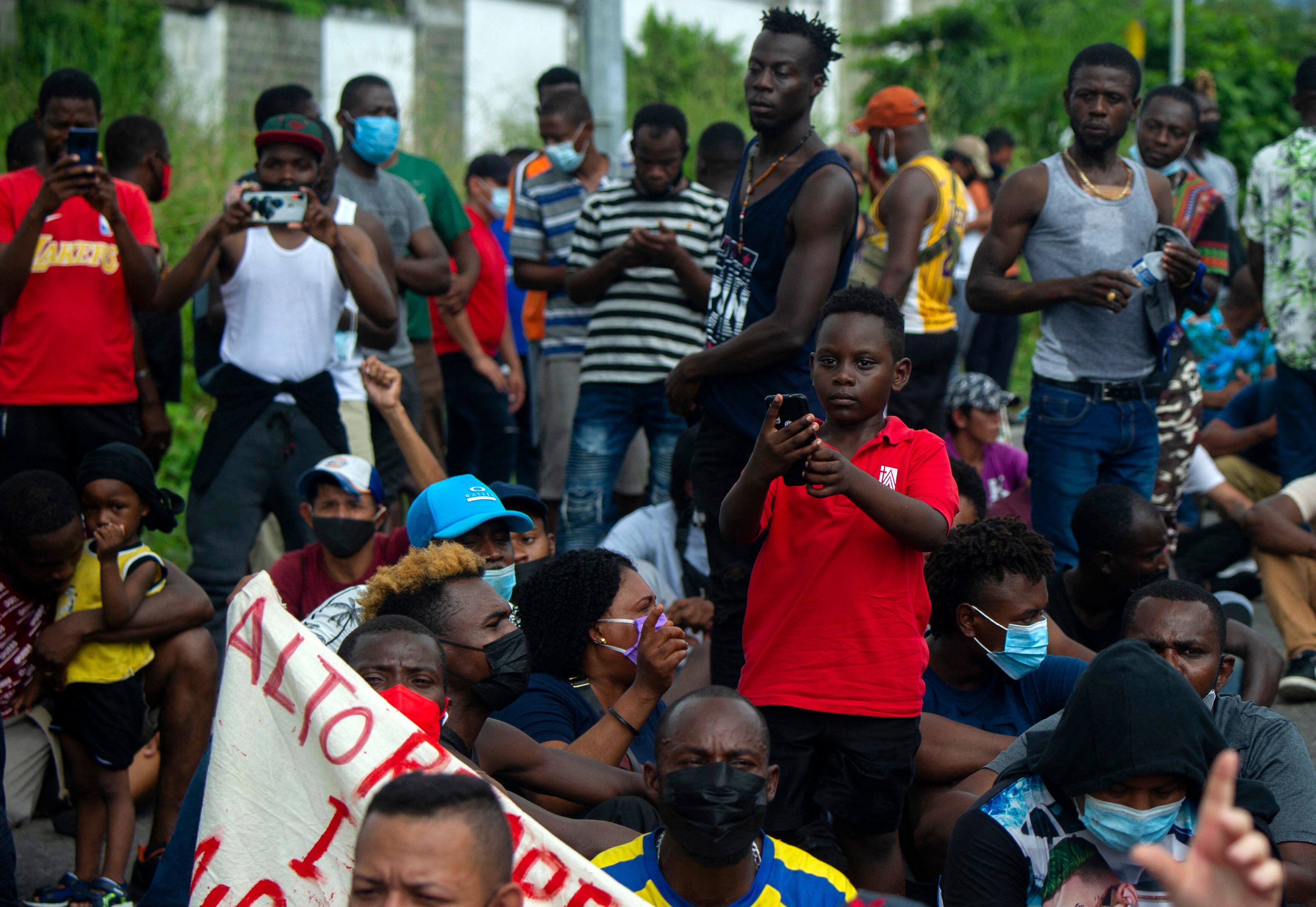 Migrantes haitianos y centroamericanos protestan afuera de la Estación Migratoria Siglo XXI, en Tapachula, estado de Chiapas, México, el 15 de septiembre de 2021. (Foto de CLAUDIO CRUZ / AFP)