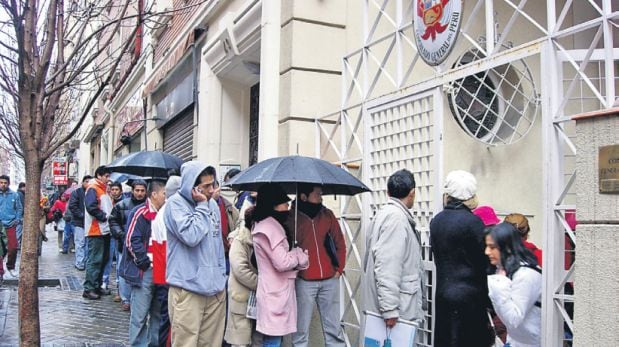 Una fila de peruanos espera su turno en la puerta del consulado de Perú en Madrid. (Foto: Yolanda Vaccaro)