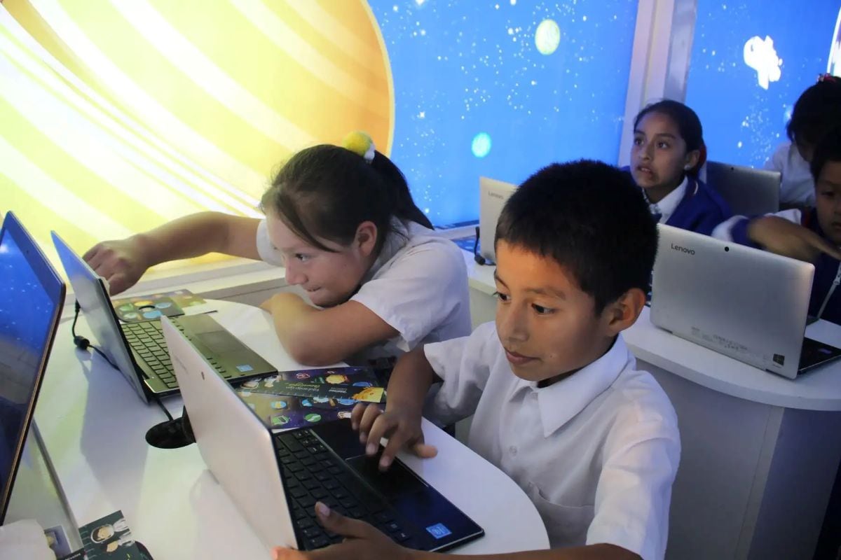 La inversión en tecnología educativa en América Latina sigue concentrándose en capacitación laboral, mientras la educación escolar recibe solo una pequeña parte del financiamiento, según un informe de McKinsey & Company. Foto: Andina.