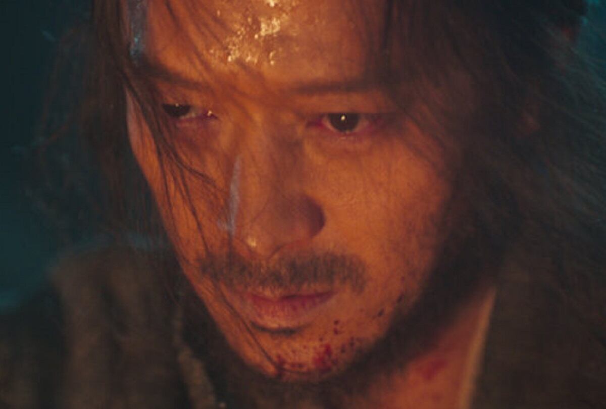 Gang Dong-won interpreta a Cheon Yeong en la película surcoreana "Invasión, insurrección" (Foto: Netflix)