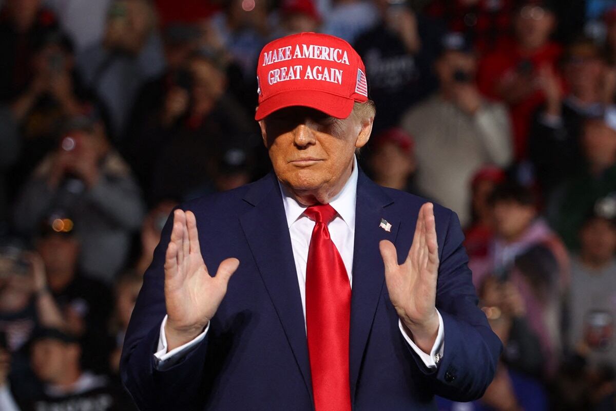 El expresidente estadounidense y candidato presidencial republicano, Donald Trump, habla durante un mitin de campaña en el aeropuerto del condado de Dodge en Juneau, Wisconsin, el 6 de octubre de 2024. (Foto de alex wroblewski / AFP)