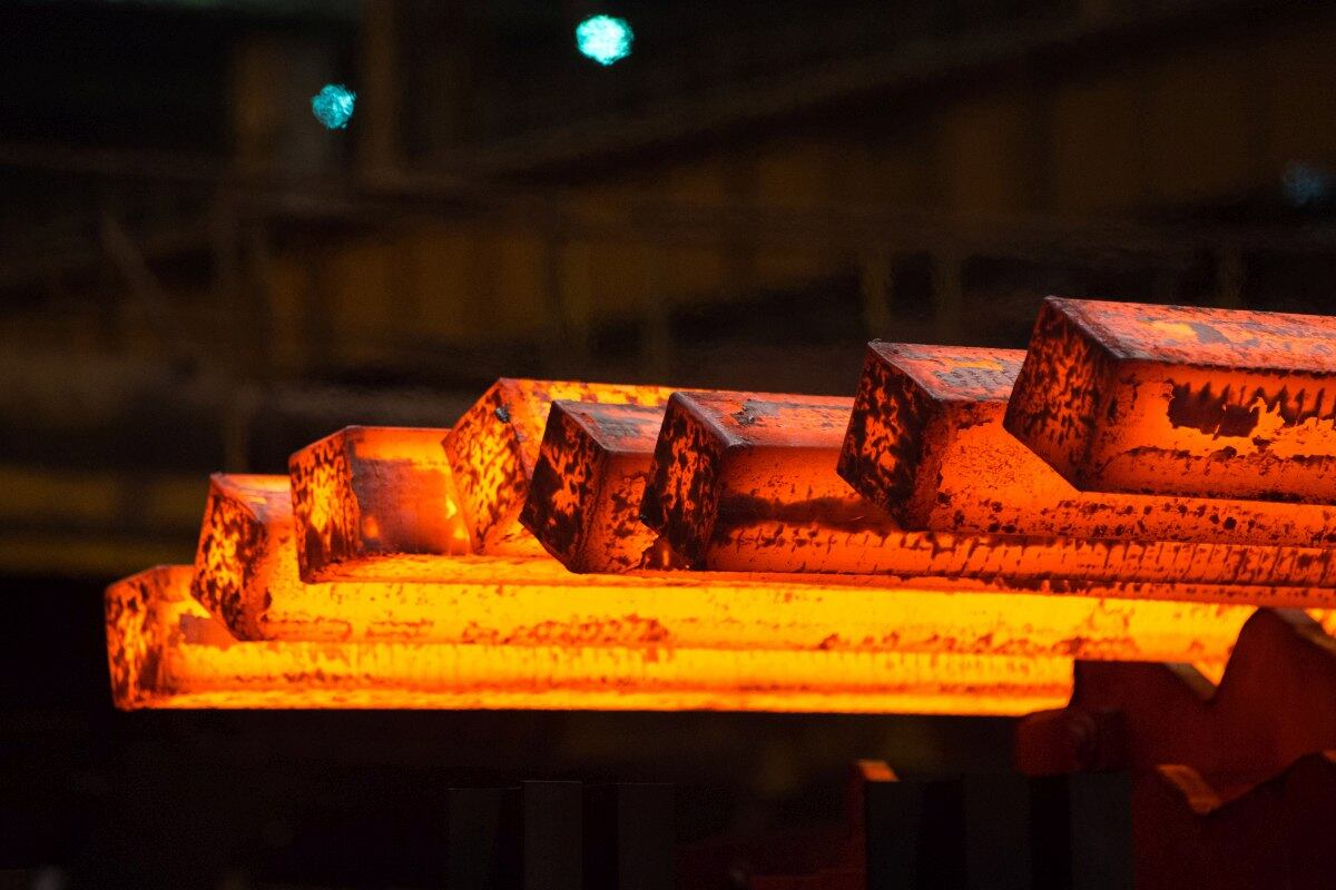 Barras de acero al rojo vivo en la línea de producción en el taller de conversión de la Planta Metalúrgica Consolidada de Siberia Occidental de Evraz Plc en Novokuznetsk, Rusia, el miércoles 22 de julio de 2020. Fotógrafo: Andrey Rudakov/Bloomberg
