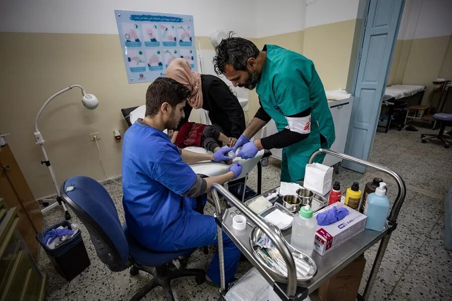 Miembros de la delegación española de Médicos Sin Fronteras prestan asistencia sanitaria en el campamento de Rafah, en el sur de la Franja de Gaza, en febrero de 2024. EFE/EPA/HAITHAM IMAD