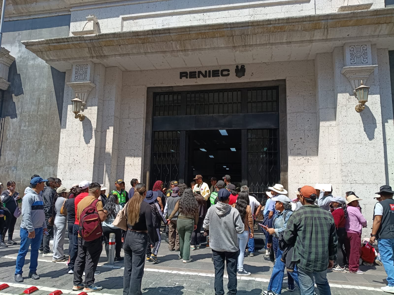 Ciudadanos forman fila alrededor de la manzana de la sede del Reniec, algunos son adultos, gestantes y con hijos en brazo (Foto: Omar Flores/@photo.gec)
