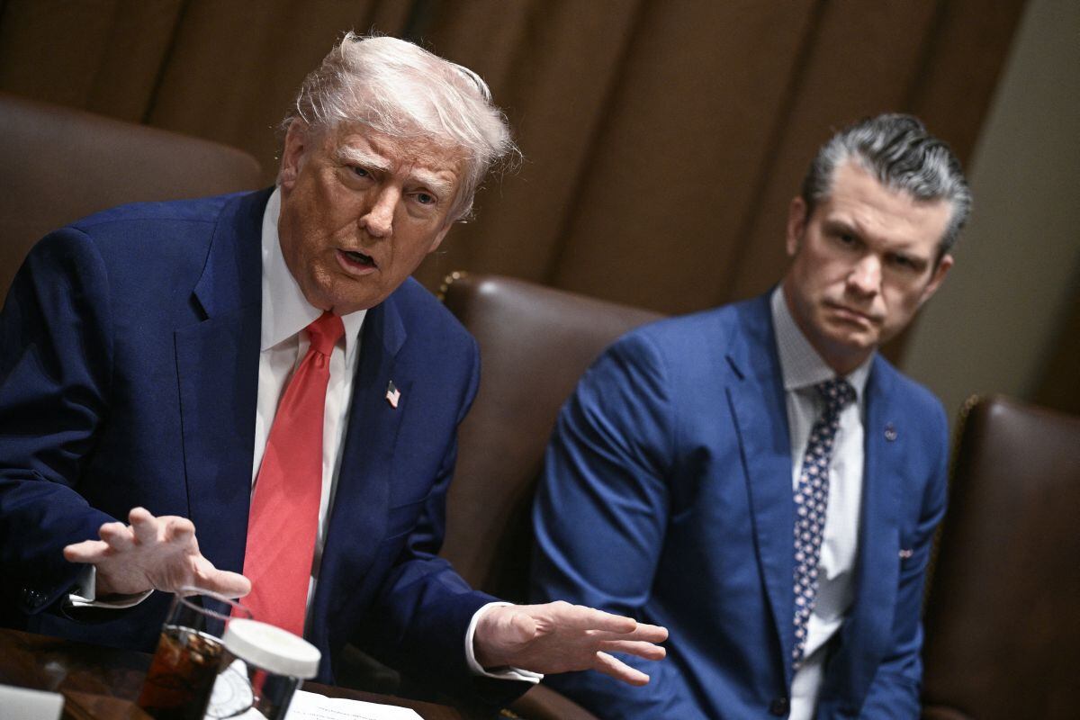El presidente de Estados Unidos, Donald Trump, junto con el secretario de Defensa, Pete Hegseth, habla durante una reunión de gabinete en la Sala del Gabinete de la Casa Blanca el 10 de abril de 2025 en Washington, D.C. (Foto: Brendan Smialowski / AFP)
