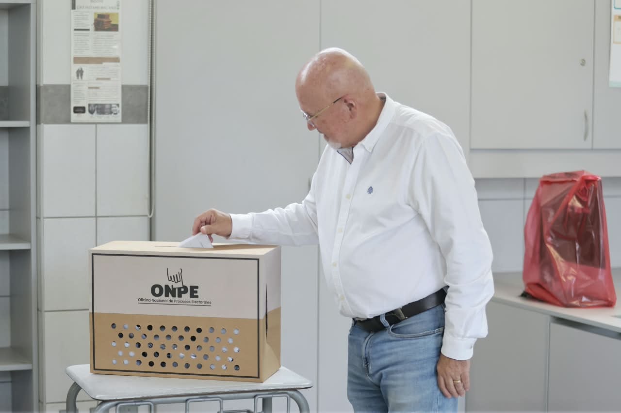 Carlos Bruce cuestionó el desempeño del JNE y sostuvo que el organismo “ha omitido toda responsabilidad” de garantizar unas elecciones limpias. Foto: GEC.