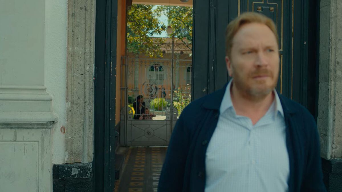 El momento en el que Bernardo deja a su propia hija en el orfanato para complacer a su esposa Antonia en "Las hermanas Guerra" (Foto: Malule Entertainment / Mar Abierto Productions)