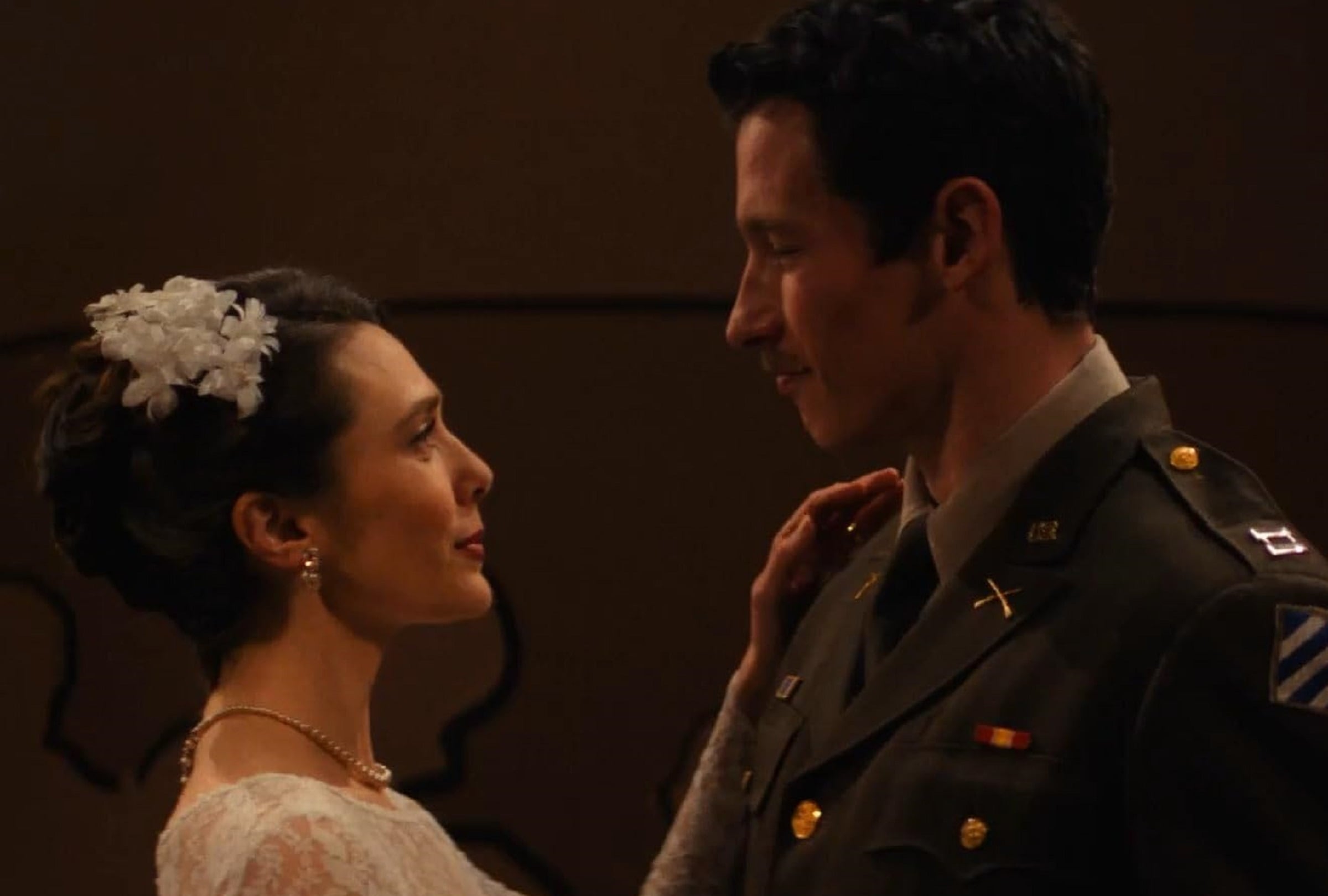 Elizabeth Olsen como Joan y Callum Turner como Luke en la comedia romántica y fantasía "Eternity" (Foto: Apple TV+)