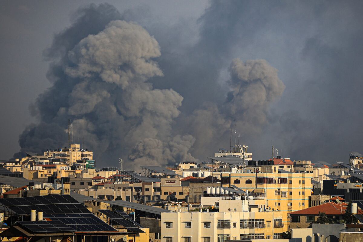 El Ministerio de Relaciones Exteriores maneja la información de 74 peruanos empadronados que se encuentran varados hasta el momento en Israel tras ataque de Hamás. (Foto de IBRAHIM HAMS / AFP).