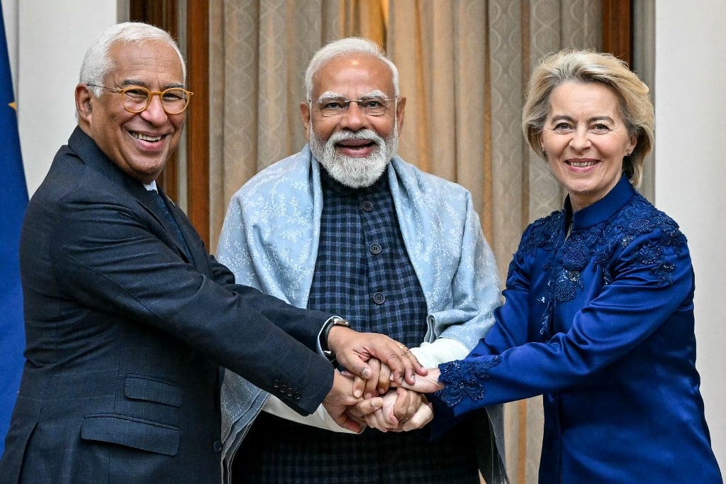 El primer ministro de la India, Narendra Modi (centro), posa para una fotografía con la presidenta de la Comisión Europea, Ursula von der Leyen (derecha), y el presidente del Consejo Europeo, Antonio Costa, antes de su reunión en Hyderabad House, Nueva Delhi, el 27 de enero de 2026. (Foto de Sajjad HUSSAIN / AFP)