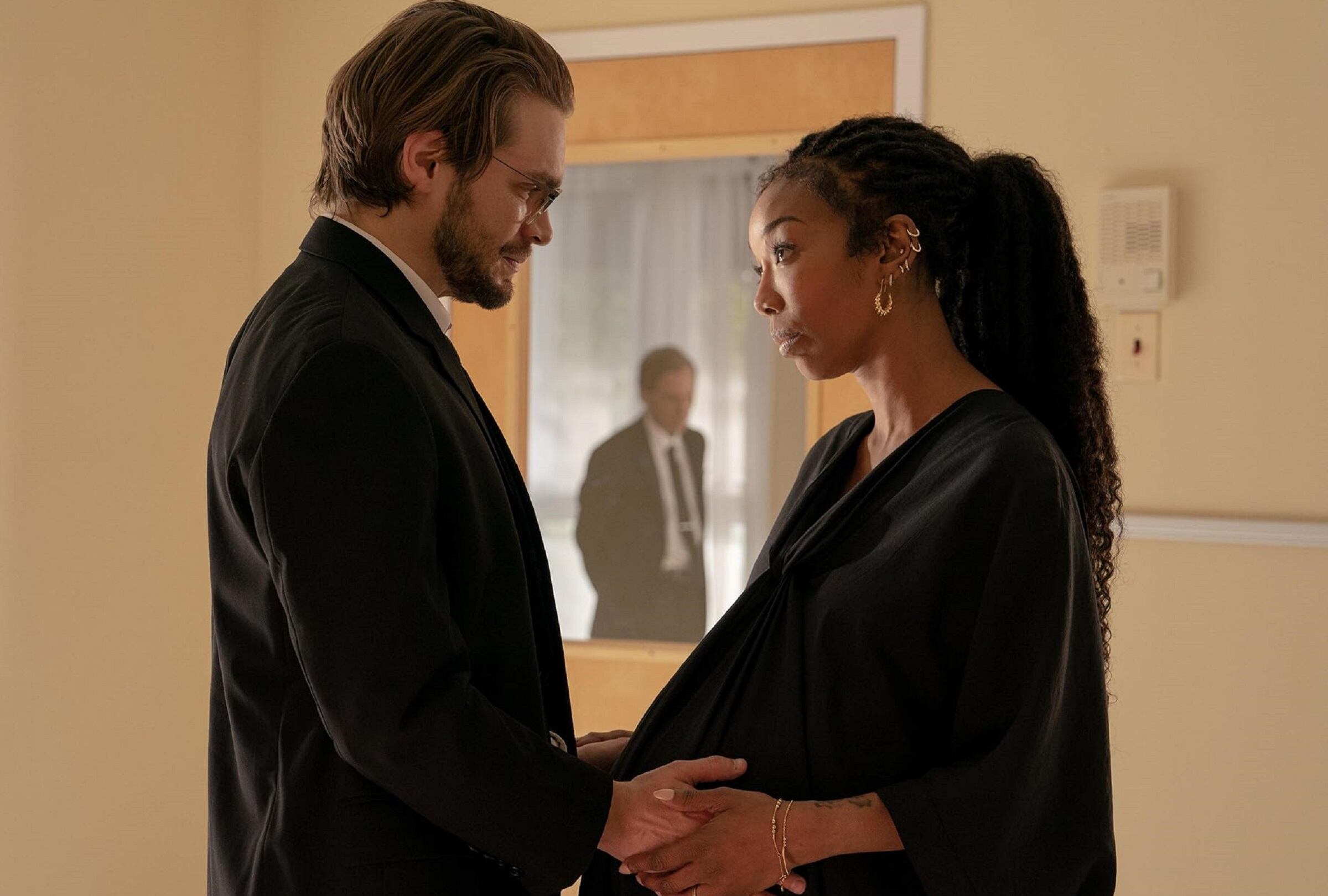 Andrew Burnap interpreta a Norman, mientras que Brandy Norwood interpreta a Belinda en la película de terror "The Front Room" (Foto: A24)