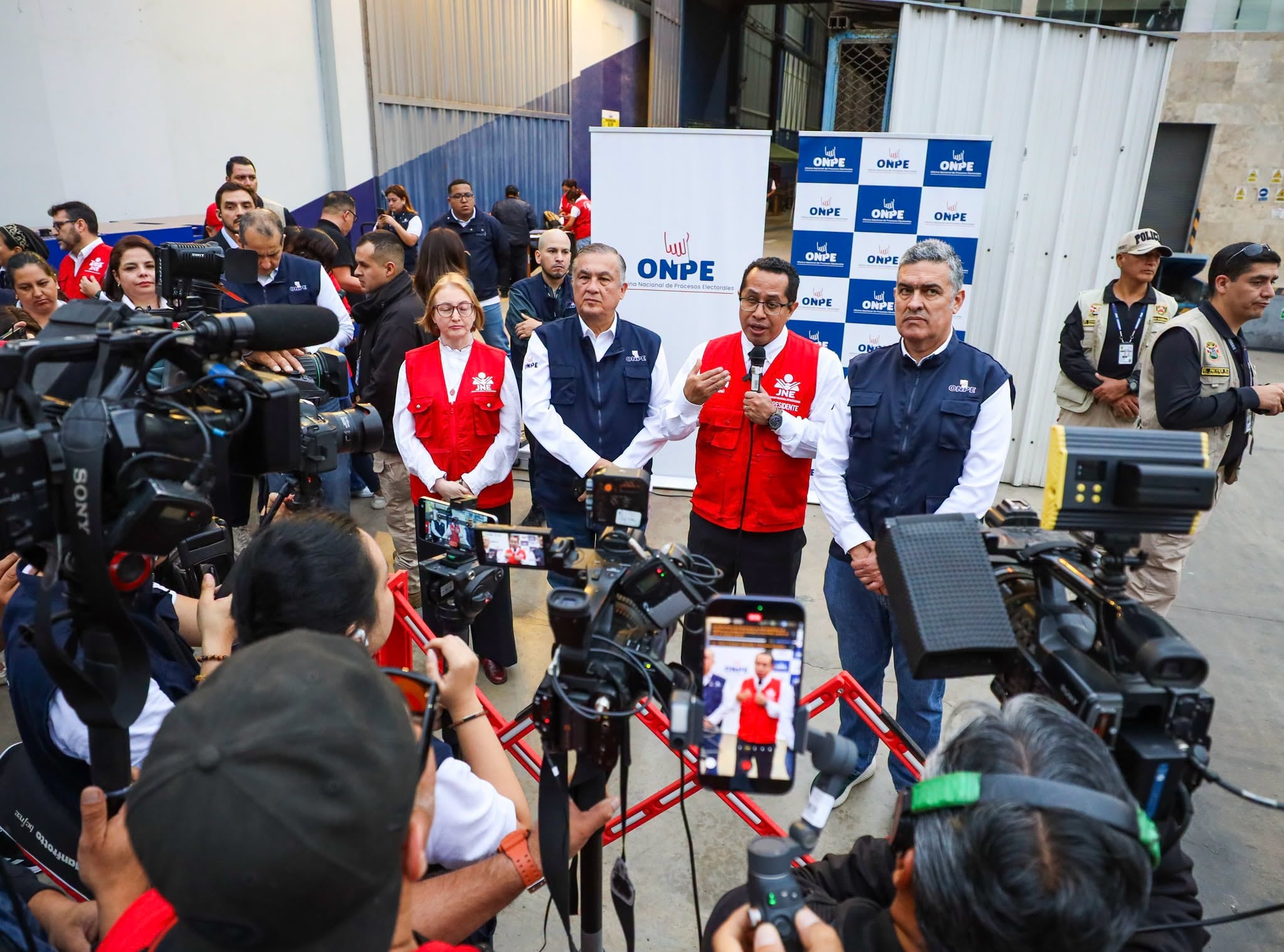 El presidente del JNE explicó en qué estado se encuentra la evaluación sobre las credenciales y qué falta para que exista un pronunciamiento. Foto: JNE.