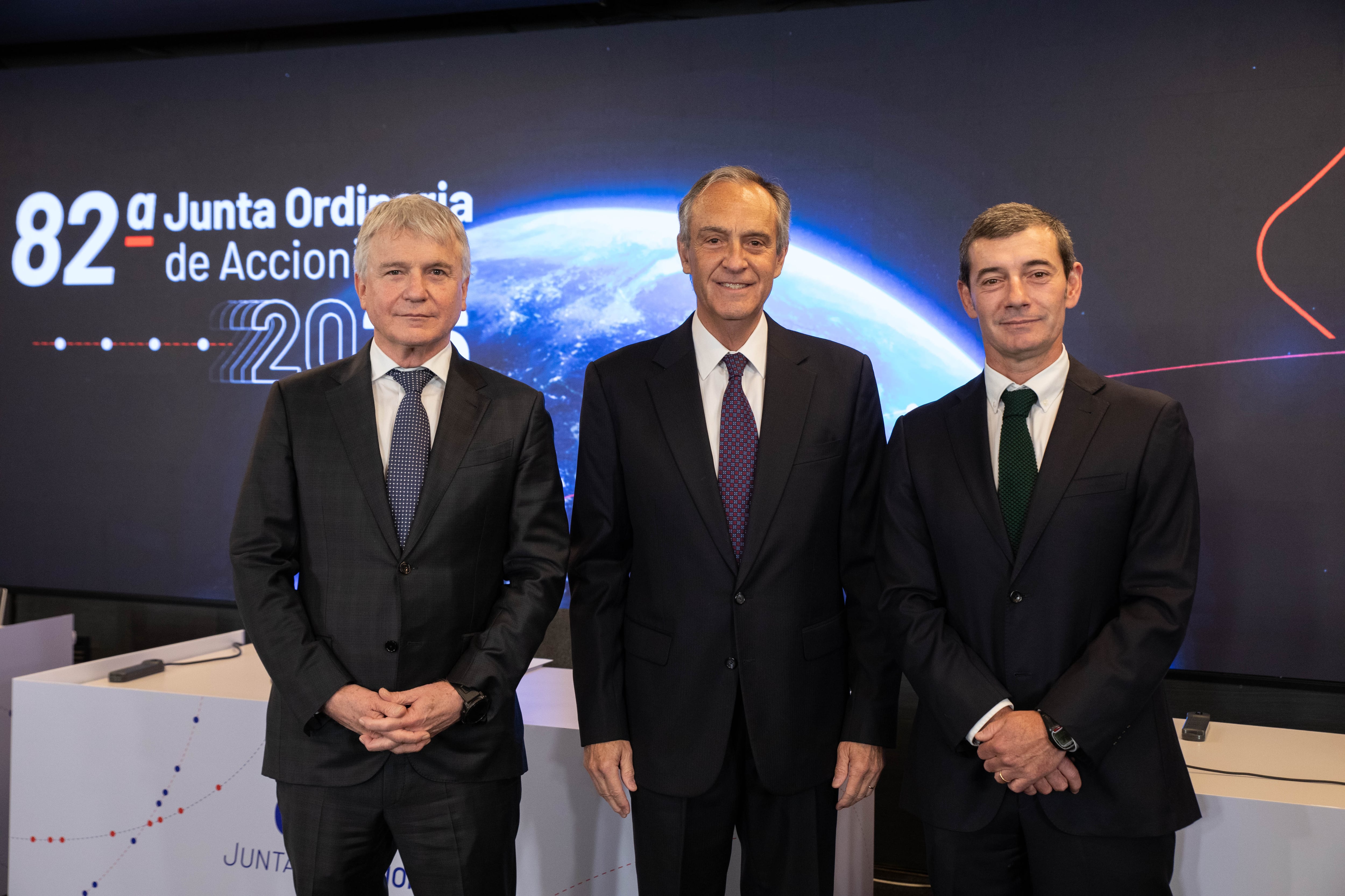 Luis Felipe Gazitúa, vicepresidente de Entel, junto a otros directivos de la compañía.