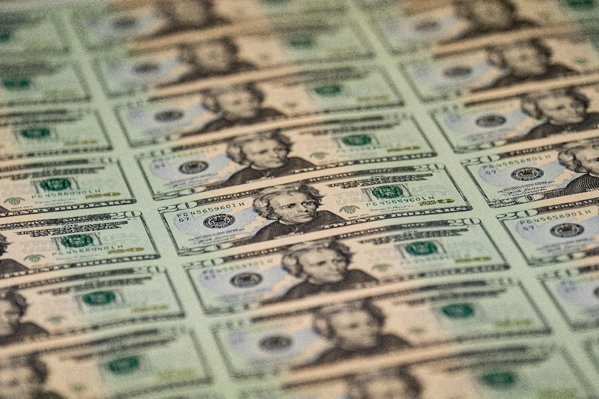 Una hoja con 50 billetes de 20 dólares después de recibir un número de serie en la Oficina de Grabado e Impresión de los Estados Unidos en Washington, DC.