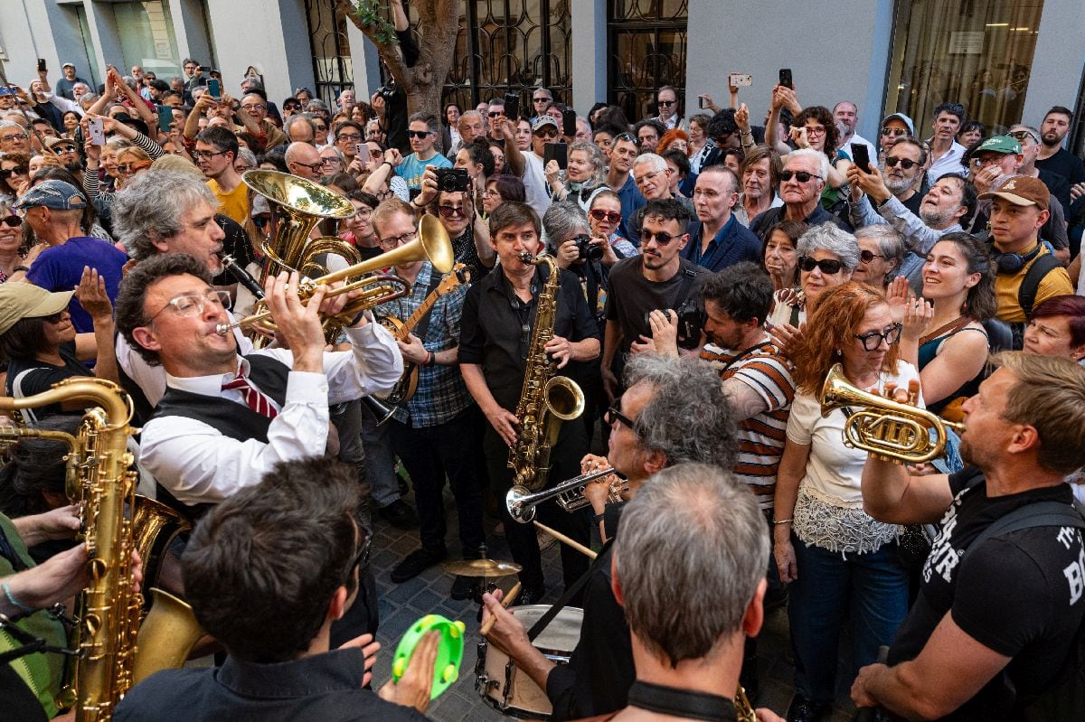 La multitud llena la calle camino al nuevo local del club de jazz. Fotógrafo: Emilio Parra Doiztua/Bloomberg