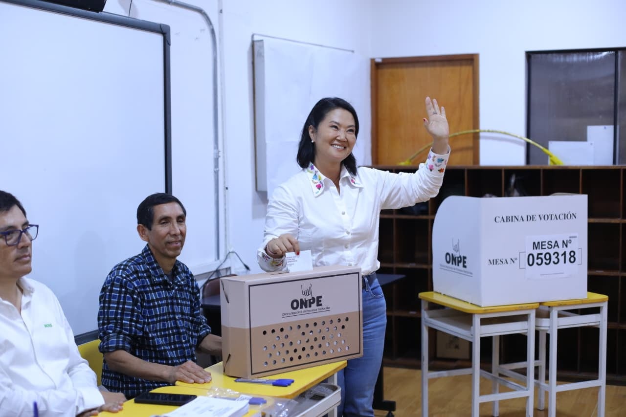 La candidata Keiko Fujimori emitió su voto en colegio de San Borja. Horas antes, aseguró que ojalá "sea su último desayuno como candidata". Foto: GEC