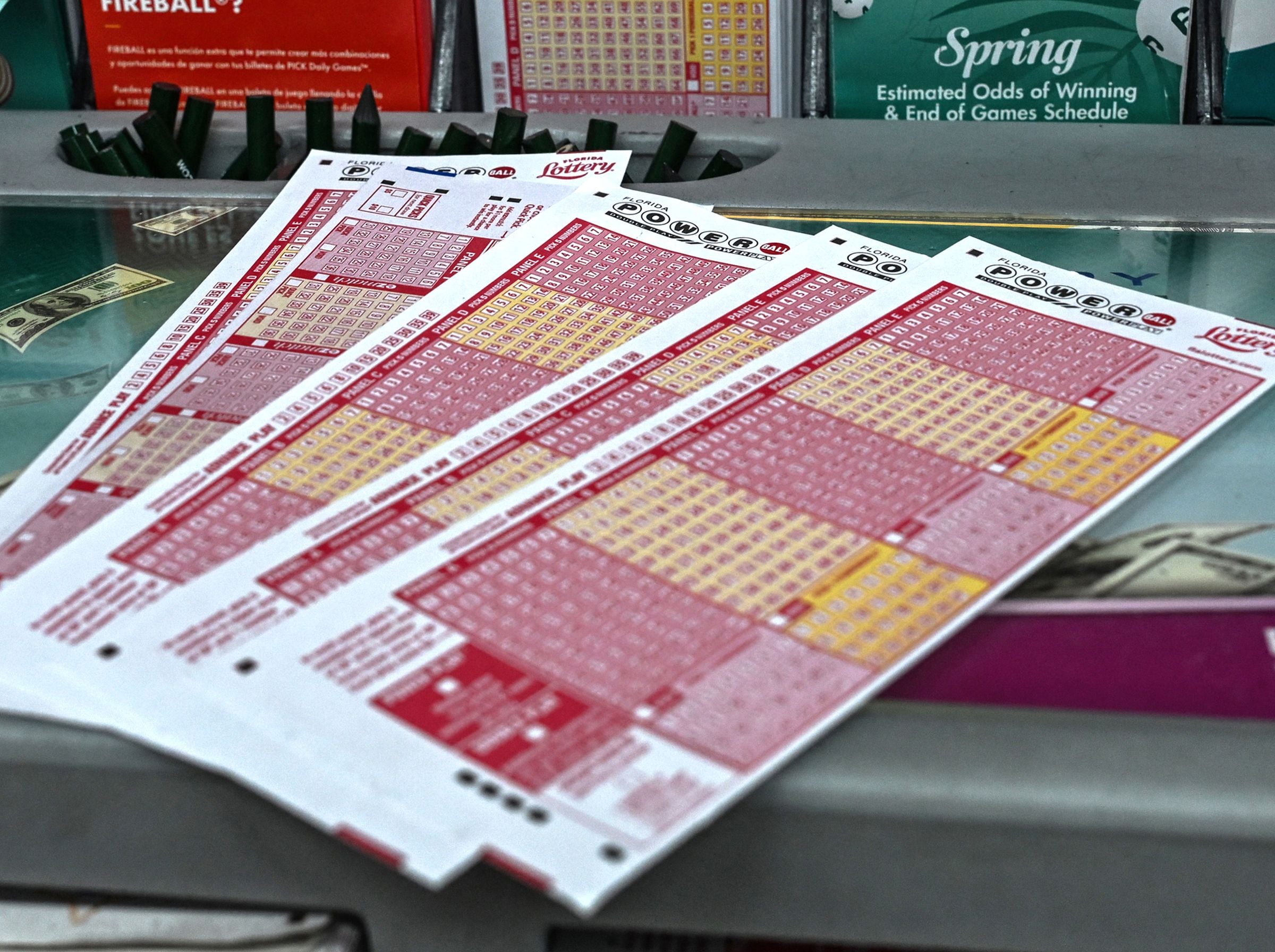 Por lo general, los participantes del Powerball pueden reclamar un premio de hasta $600 en cualquier lotería autorizada de la jurisdicción donde compraron el boleto. (Foto: GIORGIO VIERA / AFP)