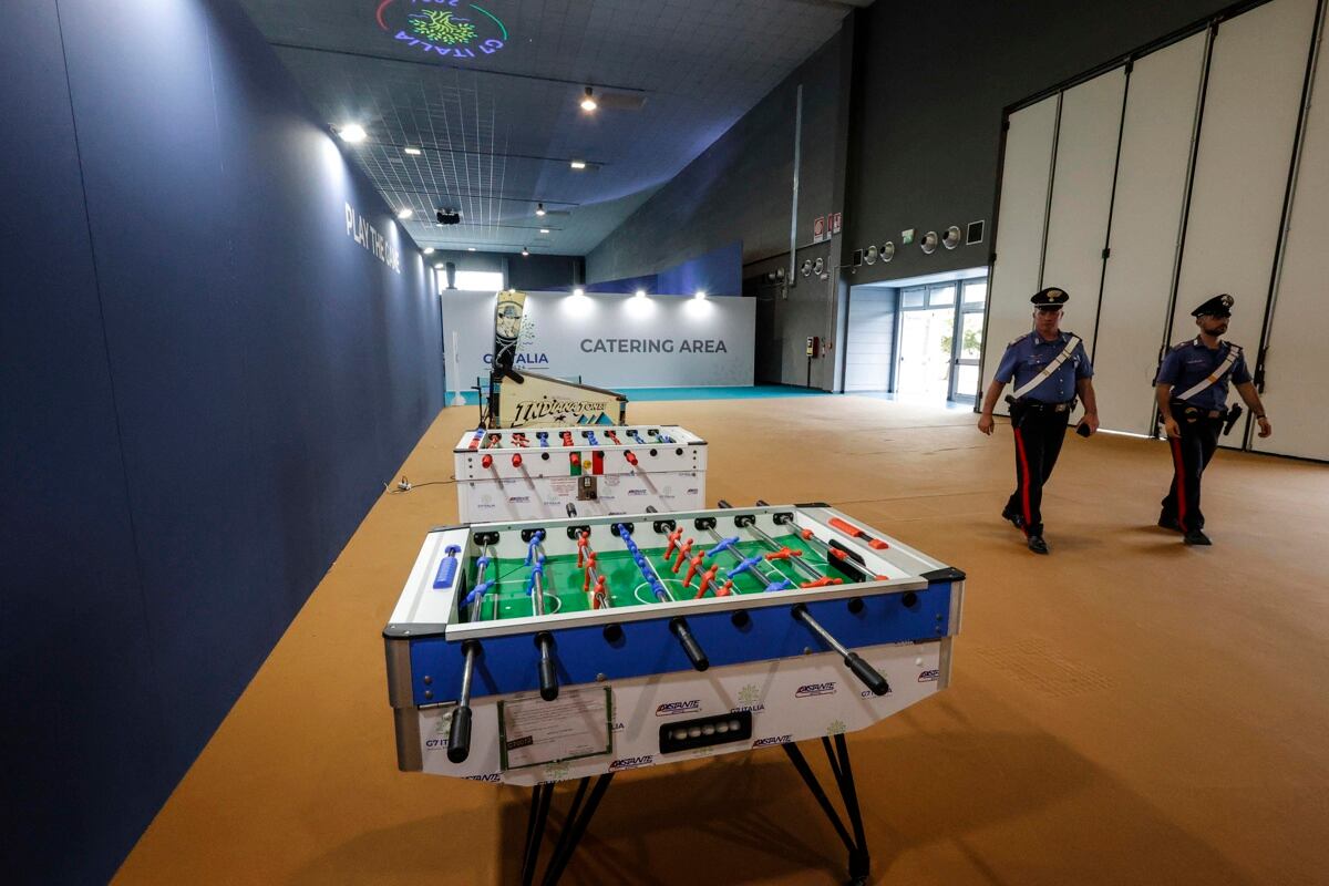 Oficiales de policía dentro del centro internacional de medios y radiodifusión de la Cumbre del G7 Borgo Egnazia en la Fiera del Levante en Bari, sur de Italia, 11 de junio de 2024. Se celebrará la Cumbre del G7 Borgo Egnazia del 13 al 15 de junio de 2024. (Italia) EFE/EPA/GIUSEPPE LAMI