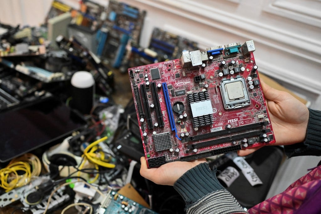Permitir que las empresas deduzcan hasta el 150% de sus gastos en insumos reciclados provenientes de fuentes formales. (Foto: Luis ROBAYO / AFP)