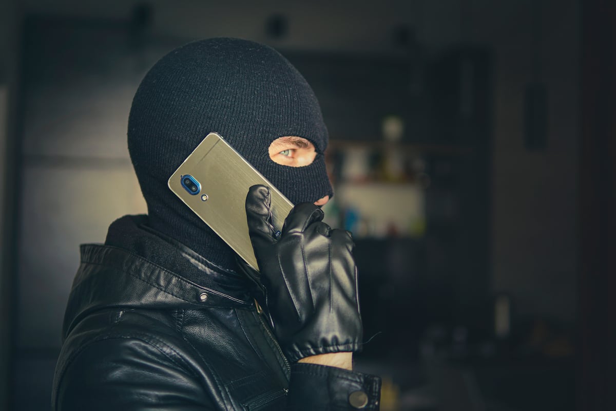 Denuncia ante las autoridades las llamadas de los extorionadores (Foto: iStock)