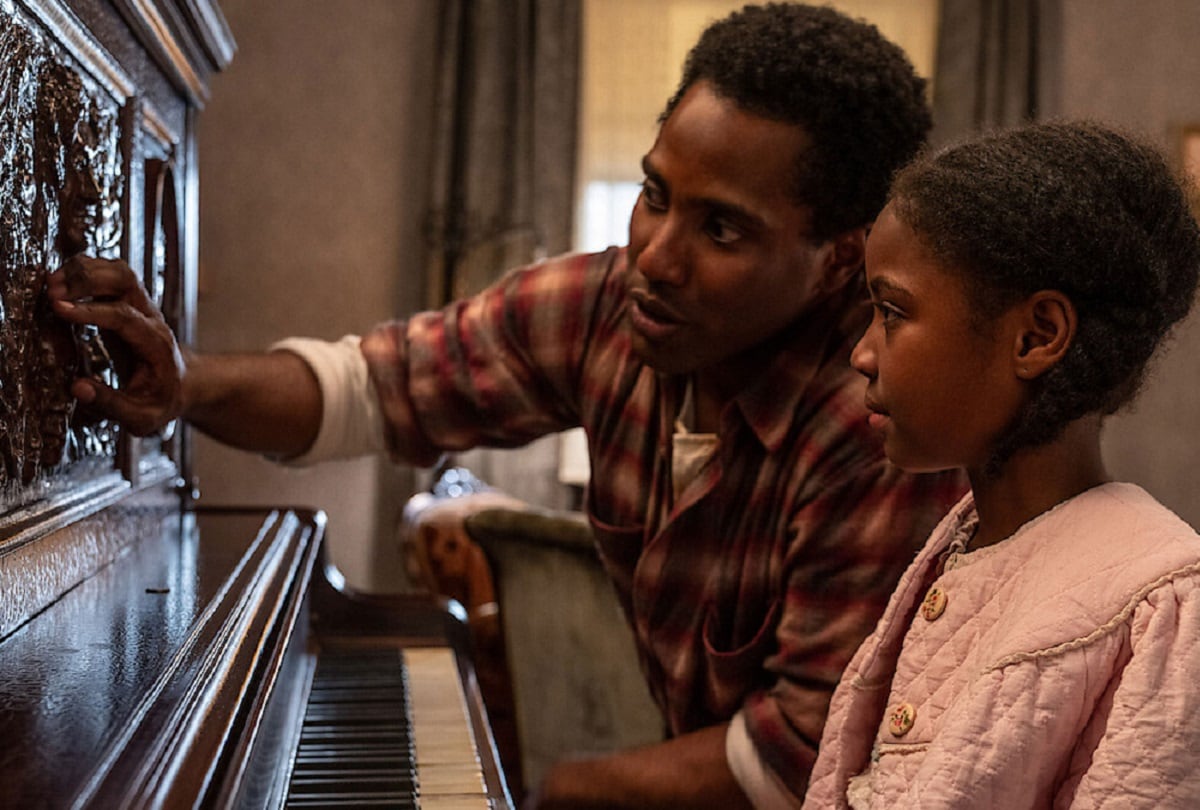 John David Washington interpreta a Boy Willie Charles, el hermano de Bernice que quiere vender el piano, en la película "La lección de piano" (Foto: Netflix)