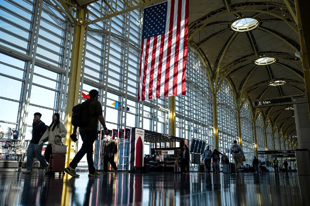 Viajeros en el Aeropuerto Nacional Ronald Reagan de Washington en Arlington, Virginia.