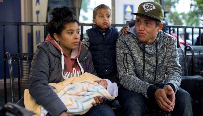 Familia solicitante de asilo en Estados Unidos (Foto: EFE).