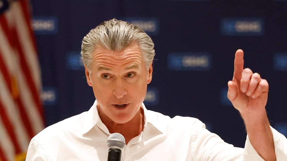 Newsom firmó una ley en California que cambia las reglas para cortar la electricidad por falta de pago: qué deben saber los residentes