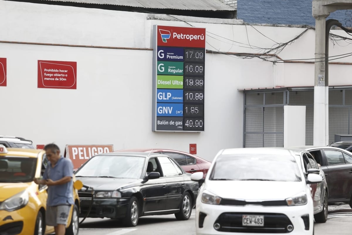 Conductores forman largas filas en el grifo de Petroperú ubicado en la avenida Brasil con 28 de Julio, en Jesús María, para abastecer gas licuado de petróleo (GLP). (Foto: César Campos/@photo.gec)